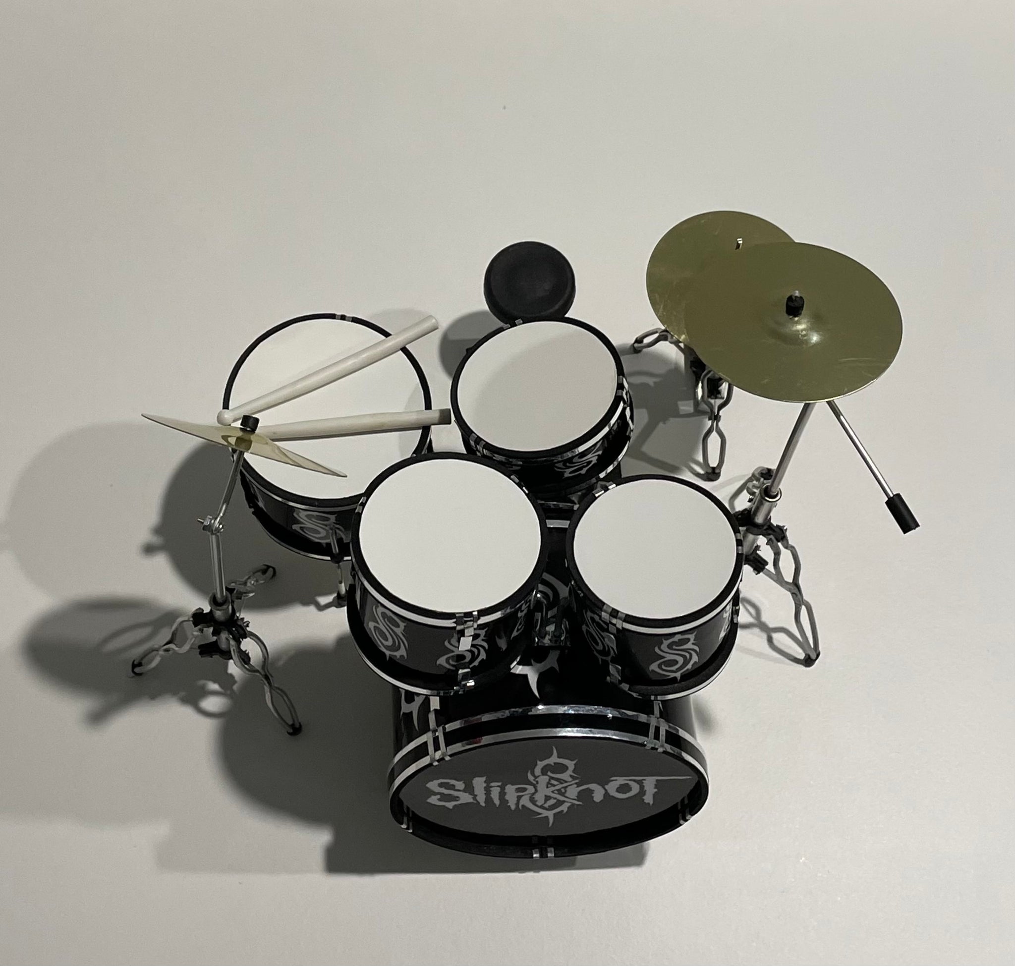 Kit de bateria de rèplica en miniatura Slipknot - BKit de bateria de rèplica en miniatura Slipknot - B  